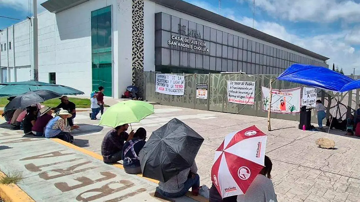 apoyan a activista de malacatepec afuera de Casa de justicia de Cholula